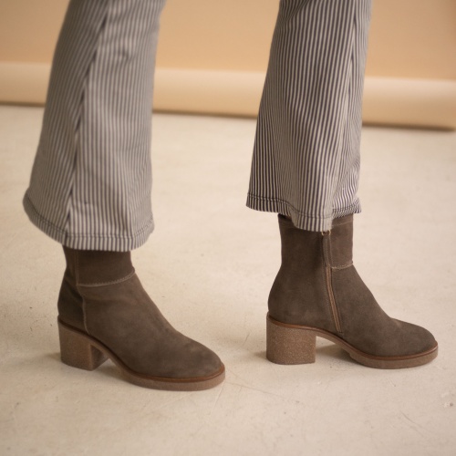 Ejtan Boots, smoky grey velvet